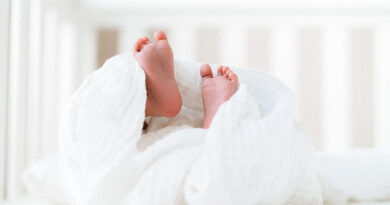 Перфектният подарък за новородено: Защо кошницата с цветя е идеален избор